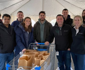 US team volunteering at Thanksgiving food drive